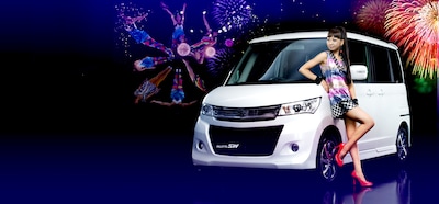 「新型パレット SW」に寄りかかるテルマ。ミニスカートから覗く美脚には男性ならずとも釘付けだ。