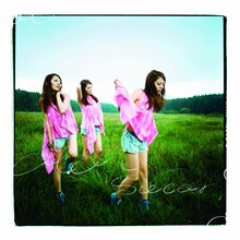 オフィシャルブログで日々の様子を日本語で綴っているalan。昨日付けのエントリーでは、日本を直撃した台風について触れている（写真は「Swear」CD＋DVD盤ジャケット）。