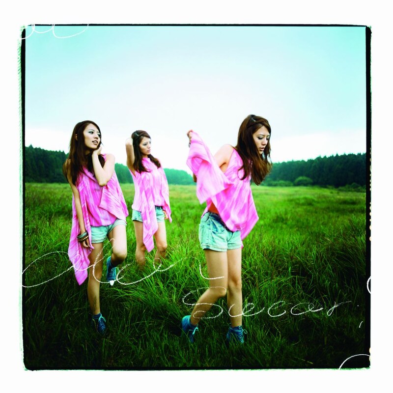 オフィシャルブログで日々の様子を日本語で綴っているalan。昨日付けのエントリーでは、日本を直撃した台風について触れている（写真は「Swear」CD＋DVD盤ジャケット）。