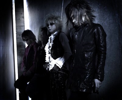 DEAD ENDの最新アーティスト写真も公開。手前からMORRIE（Vo）、CRAZY COOL JOE（B）、MINATO（Dr）、YOU（G）。