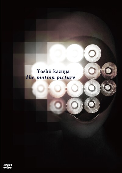 ライブDVD「the motion picture TOUR2009 宇宙一周旅行」ジャケット写真。初回生産分のみスリーブケース仕様となるほか、 スペシャルフォトブックレットが封入される。