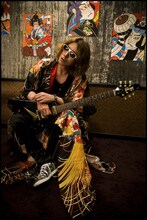 ライブDVD「the motion picture TOUR2009 宇宙一周旅行」の発売を記念して、11月に東名阪でトークイベントを実施する吉井和哉。イベントではツアーのエピソードやDVDの見どころなど、幅広いトークを楽しむことができそうだ。