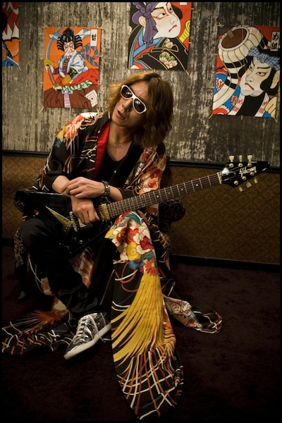 ライブDVD「the motion picture TOUR2009 宇宙一周旅行」の発売を記念して、11月に東名阪でトークイベントを実施する吉井和哉。イベントではツアーのエピソードやDVDの見どころなど、幅広いトークを楽しむことができそうだ。