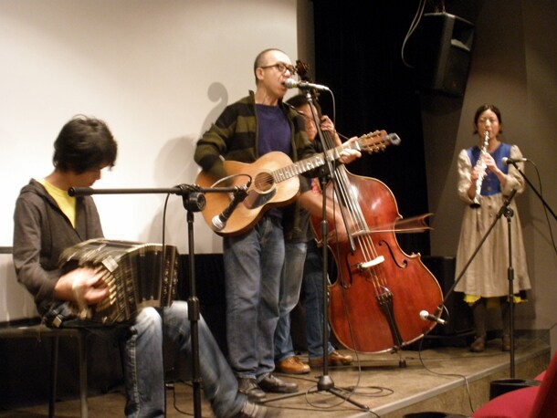 映画は還暦を迎えたあがた森魚(写真中央)が全国67カ所を1台のキャンピングカーで回ったライブツアーのドキュメンタリー。