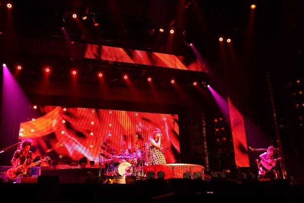 シドはツアーファイナルの10月12日公演で全20曲を披露。インディーズ時代の名曲から11月11日リリースのシングル「one way」まで、幅広い楽曲が演奏された。