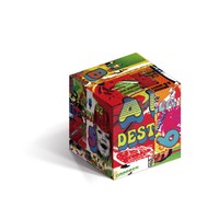 ベストアルバム「いままでのA面、B面ですと!?」Super DEST!? BOXは、カラフルな立方体仕様。