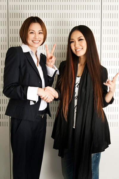 固い握手を交わす米倉涼子と傳田真央。カメラに向かってピースサイン。