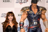 等身大ケンシロウフィギュアに寄り添う谷村奈南。ゲームの映像を観た感想を聞かれ「コーフンしっぱなし。観ているだけで鳥肌が立ってきます」とコメントした。