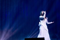 歌手の谷村奈南はユリアをイメージさせるロングドレス姿で登場し、スケール感あふれる愛のテーマをその艶やかな歌声で表現した。