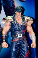 発表会には等身大ケンシロウフィギュアも登場。リアルな仕上がりに出演者も驚きの表情を見せた。