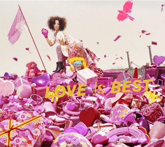 「LOVE is BEST」（写真）には、大塚愛のラブソングばかりを全15曲収録。このうち「aisu×time」を含む4曲が、新録もしくはリアレンジバージョンとなっている。