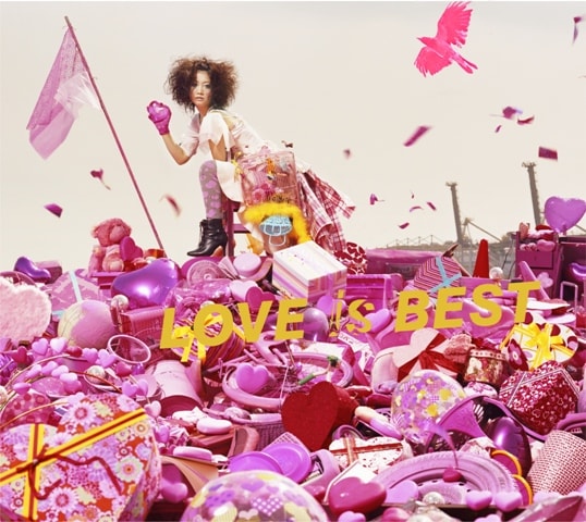 「LOVE is BEST」(写真)には、大塚愛のラブソングばかりを全15曲収録。このうち「aisu×time」を含む4曲が、新録もしくはリアレンジバージョンとなっている。