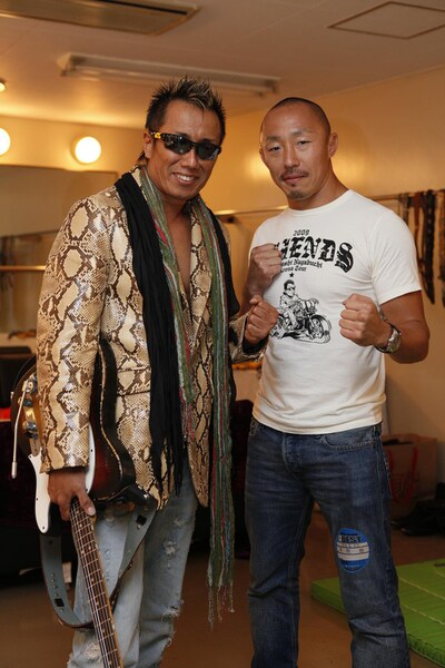 音楽界の侍として魂のエールを送った長渕剛（写真左）。太刀のような切れ味を持つ武田幸三（右）のローキックも残念ながら今回の試合で見納めとなる。