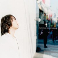 同時は発売されるアコースティックカバーアルバム「Sings」のジャケット。