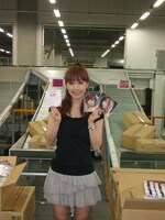 CDプレス工場に自ら出向いた玉置成実は、「今まで握手会やサイン会などさせていただきましたが、皆様から案を出していただくイベントは初めてなのでとても新鮮で楽しみです！ 実際に工場へ行ってみて、自分のCDはもちろん、いろいろなたくさんの商品がこういう風にショップに届いていくのかぁ、と感動しつつ気分は社会科見学でした（笑）。あとは届けてくださる皆様に感謝です！」と笑顔でコメント。