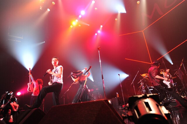 KONTA、杏子、いまみちともたか、ENRIQUE、小沼俊明。5人あわせてBARBEE BOYSだ。