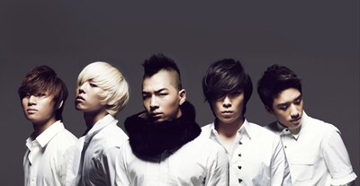 BIGBANGのメンバーは現在、韓国にてソロ活動を展開中。リーダーのG-DRAGONはソロアルバムを8月に発表し、韓国のチャートで2カ月連続1位を獲得した。また、ラップ担当のT.O.Pは、制作費200億ウォン・制作期間2年というイ・ビョンホン主演ドラマ「アイリス」にメインキャストとして参加。SOLは10月にソロシングル発表、V.I.はBIGBANGを題材にしたミュージカル「SHOUTING」への出演と、それぞれ異なる舞台で存在感をアピールしている。無事復活を果たしたD-LITEも合流し、これからますますの活躍が期待される。