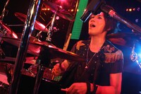 ゆうやは力強さと軽やかさを兼ね備えたドラミングで、26本にわたるツアーを支え続けた（撮影：逸見隆明）。