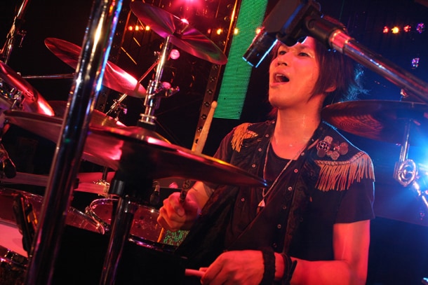 ゆうやは力強さと軽やかさを兼ね備えたドラミングで、26本にわたるツアーを支え続けた（撮影：逸見隆明）。