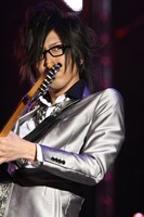 華麗なギタープレイと爆笑MCの数々でオーディエンスを惹きつけたShinji（撮影：逸見隆明）。