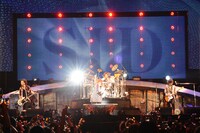 彼らの実力とキャラクターをいかんなく発揮した充実のツアーファイナル。参加できなかったファンは、来年2月発売のライブDVDとツアードキュメント写真集で体感しよう（撮影：渡部伸）。