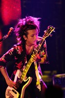 明希は流麗なベースラインだけでなく、美しいコーラスでもファンを魅了（撮影：渡部伸）。