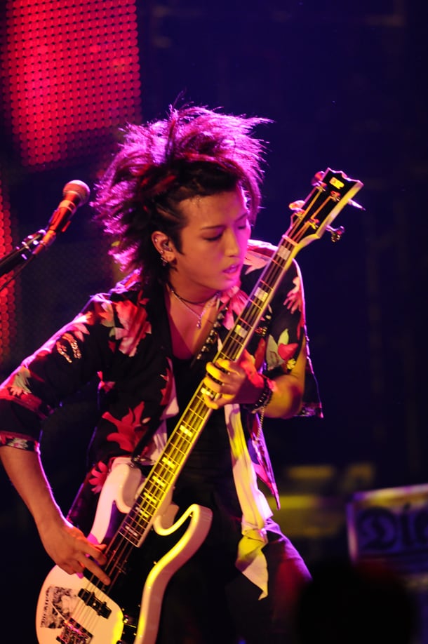 明希は流麗なベースラインだけでなく、美しいコーラスでもファンを魅了（撮影：渡部伸）。