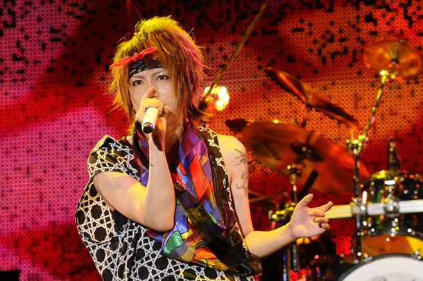 アンコールでマオは客席を撮影し、「これ一生大事にします」と笑顔で語った（撮影：渡部伸）。