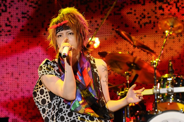 アンコールでマオは客席を撮影し、「これ一生大事にします」と笑顔で語った（撮影：渡部伸）。