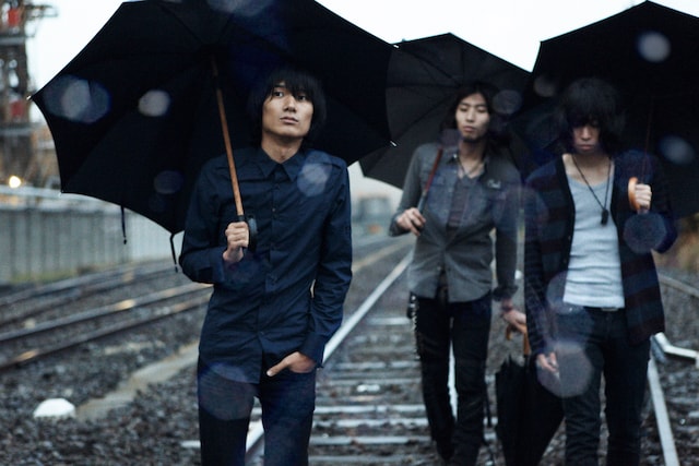 自主企画ツアー「a flood of circle presents “What's Going On Tour '09”」も残すところ10月27日の東京公演のみ。当日はゲストバンドとしてLUNKHEADとTRICERATOPSが登場する。