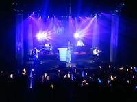 「よみうりホールはいつもお芝居とかお笑いの舞台をやっていますが」という前置きのあと、「よみうりホールと言えば我妻佳代」と個人的すぎる思い出を語ったモモーイ。大きな会場でも変わらぬトークスキルを発揮した。