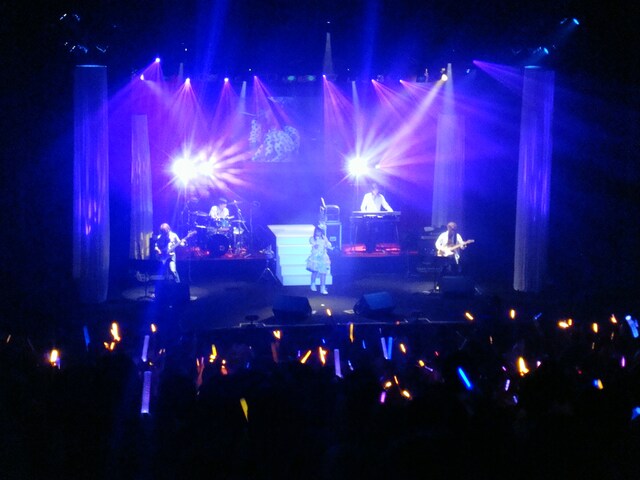 「よみうりホールはいつもお芝居とかお笑いの舞台をやっていますが」という前置きのあと、「よみうりホールと言えば我妻佳代」と個人的すぎる思い出を語ったモモーイ。大きな会場でも変わらぬトークスキルを発揮した。