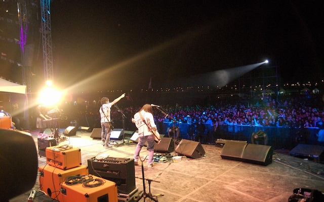 レコーディングの合間を縫って各地のライブイベントに出演するサカナクション。今週末の10月18日には新潟で行われる「Jin Rock Festival in KAMO 2009」に出演する。