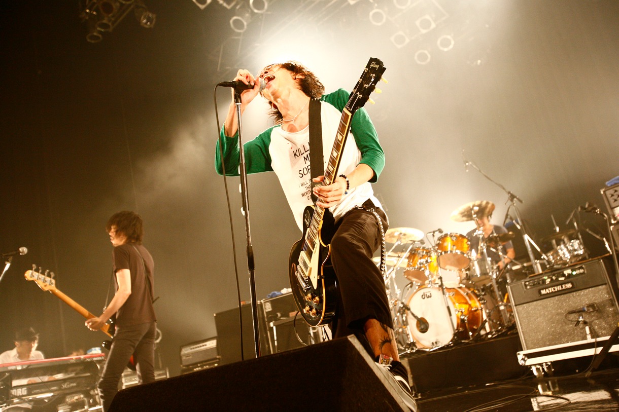写真は1stツアー最終公演となった新木場STUDIO COASTのステージの様子。