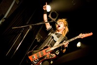 “太陽にもっとも近い男”SHINGO☆は、「まだツアー4本目だけど、みんななんでそんなに元気なんだーっ！」と絶叫。MCではANCHANGやSUSSYを相手に、独自の天然ワールドを展開した。