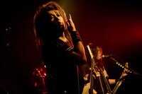 的確なプレイでバンドをサポートしたSUSSY。ライブ中、ANCHANGに「お前も大人になったなぁ」と褒められると、照れ笑いを浮かべる微笑ましい姿も。