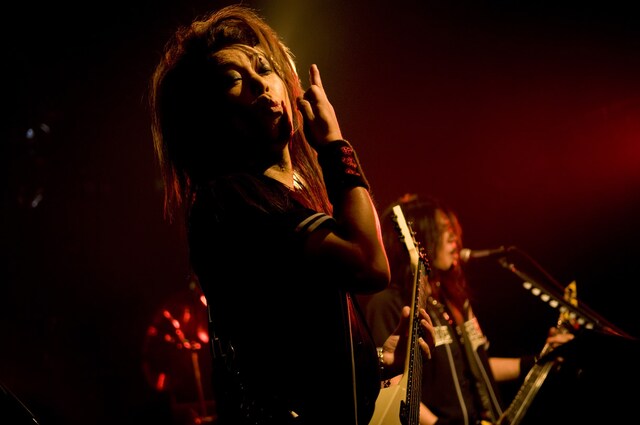 的確なプレイでバンドをサポートしたSUSSY。ライブ中、ANCHANGに「お前も大人になったなぁ」と褒められると、照れ笑いを浮かべる微笑ましい姿も。