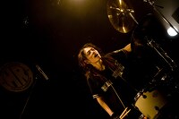 ライブ中盤ではドラムソロも披露したKEN'ICHI。マイクを通さずに大声でファンに話しかける姿は、もはや定番といえる。