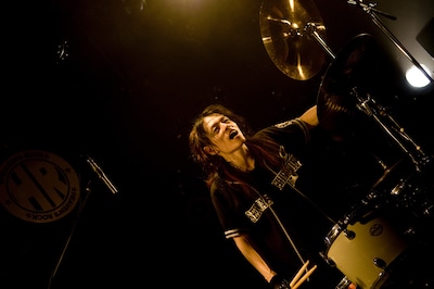 ライブ中盤ではドラムソロも披露したKEN'ICHI。マイクを通さずに大声でファンに話しかける姿は、もはや定番といえる。