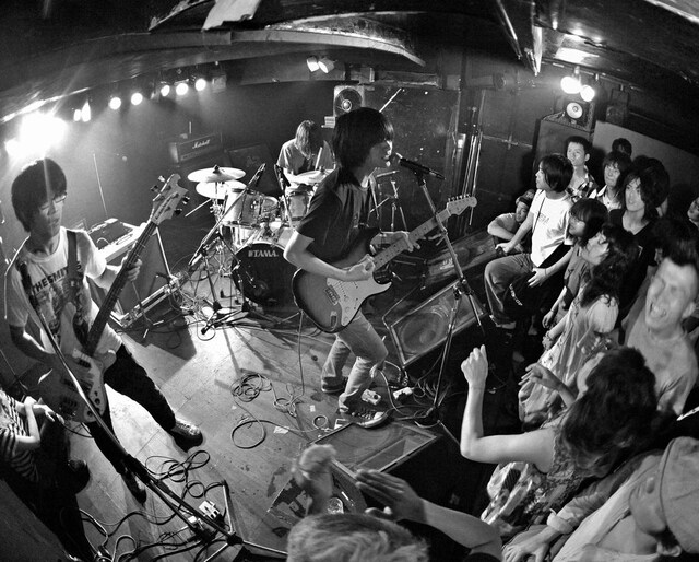 年明け1月には「スペースシャワー列伝 JAPAN TOUR 2010」への出演が決定しているandymori。同ツアーではTHE BAWDIES、avengers in sci-fi、SISTER JETとともに全国8都市を回る。