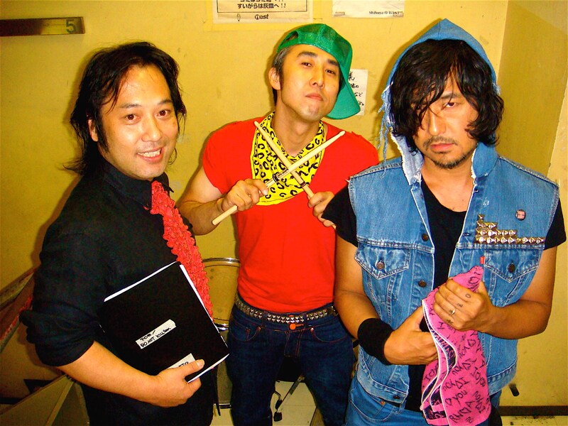 FOEは會田茂一、佐藤研二、小松正宏（bloodthirsty butchers）からなるロックバンド。