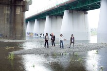 銀杏BOYZの最新アーティスト写真。中州に取り残された4人。