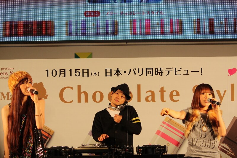 写真はTOKYO FM公開収録でのミニライブの模様。ファッションのポイントはお揃いのドクターマーチンのブーツとのこと。