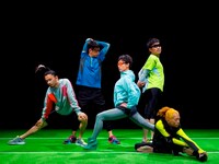 思い思いに体をほぐす東京事変の5人。運動の前には入念なウォーミングアップが肝要だ。