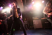 先日渋谷CHELSEA HOTELで自主企画イベント「黒猫チェルシーホテル」を開催した黒猫チェルシー。ライブは1時間半にわたって行われ、1stアルバムからの楽曲を中心に新曲やカバーも披露された。