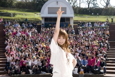 ライブ終了後はファンと一緒に記念撮影。全員での「ズームイン!!」コールは明日の「ズームイン!!SUPER」で確認を。