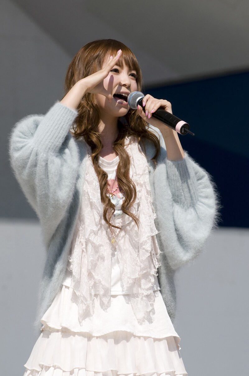 晴れわたった空の下で熱唱するしょこたん。