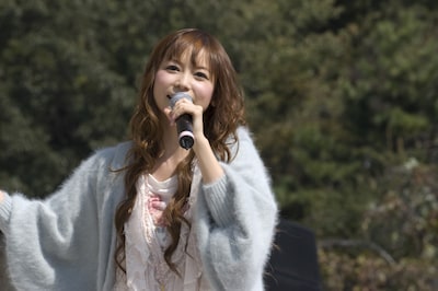 遊園地好きのしょこたんは「うわあなんか怖い乗り物が上がっていくお！」と遠くの絶叫マシーンに大興奮。