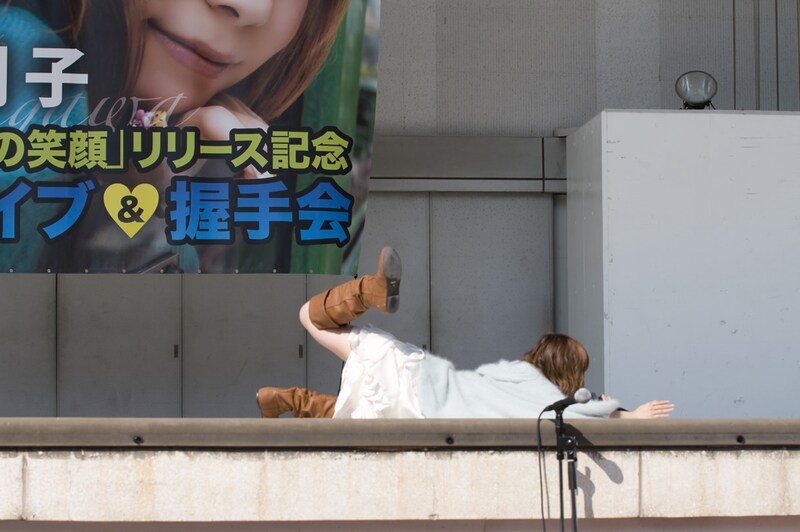 「こっぱずかしい～」ともんどりうつしょこたん。