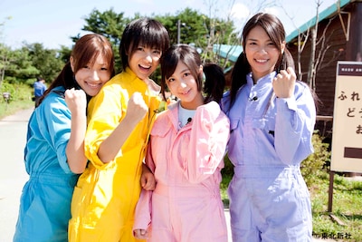 ウロウロと動き回る動物たちの体温を測ったり、糞の状態で健康状態をチェックしたりと、過酷な飼育作業を体験した4人。写真左から松原夏海、宮澤佐江、小野恵令奈、秋元才加。